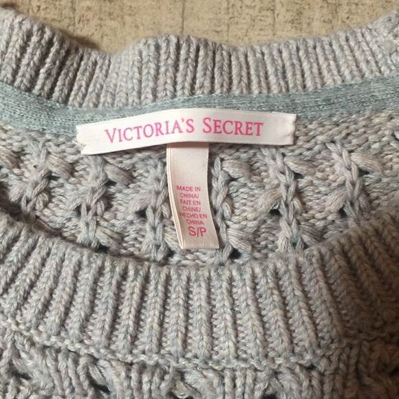 VS - Heavy Gray Knit Sweater (S/P) - Picture 2 of 4